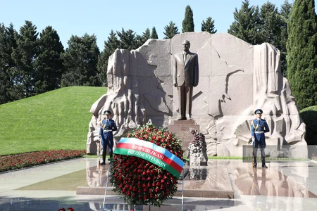 Dövlət və hökumət rəsmiləri Fəxri xiyabanı ziyarət ediblər