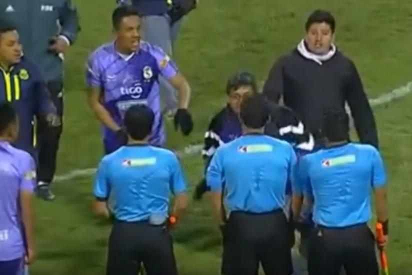 Boliviya klubunun prezidenti oyun zamanı 4 futbolçuya qırmızı vərəqə göstərən baş hakimi vurub - VİDEO