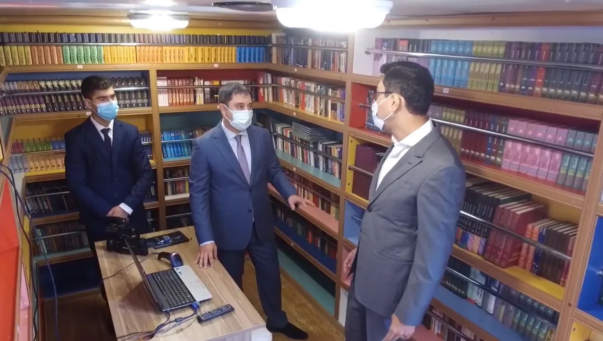 Fərid Qayıbov Səyyar kitabxananın fəaliyyəti ilə tanış olub