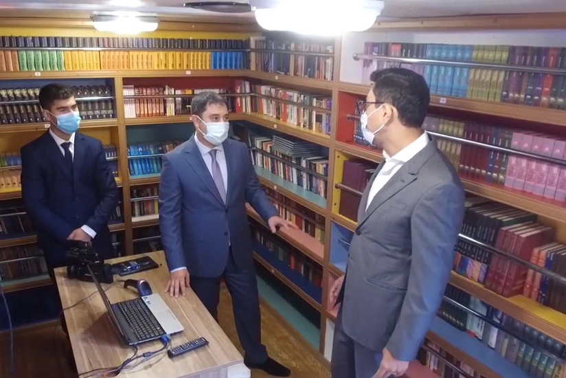 Fərid Qayıbov Səyyar kitabxananın fəaliyyəti ilə tanış olub