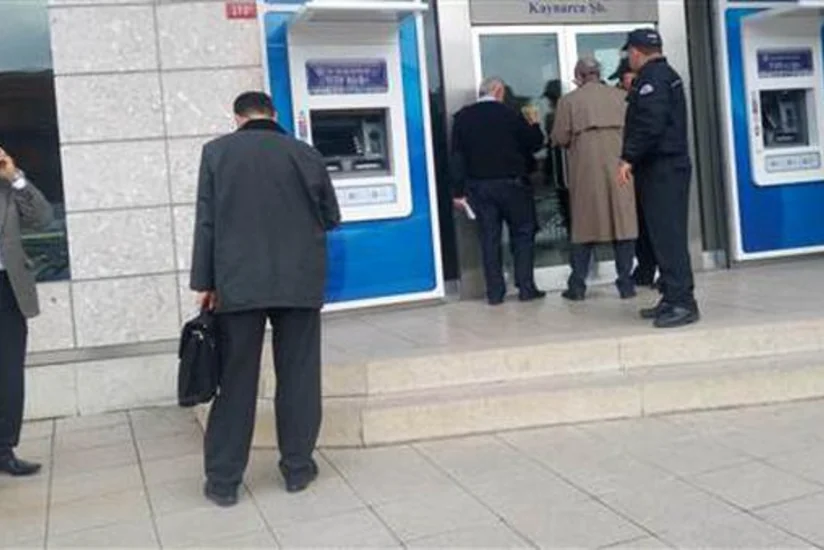 İstanbulda banka silahlı basqın olub, iki nəfər yaralanıb