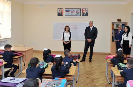 ​Prezident İlham Əliyev 148 nömrəli tam orta məktəbdə yenidənqurma işlərindən sonra yaradılan şəraitlə tanış olub