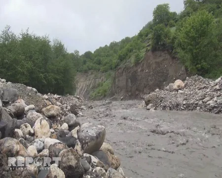 Qubada sel körpünü dağıdıb, müəllim və şagirdlər məktəbə gedə bilmir - FOTO