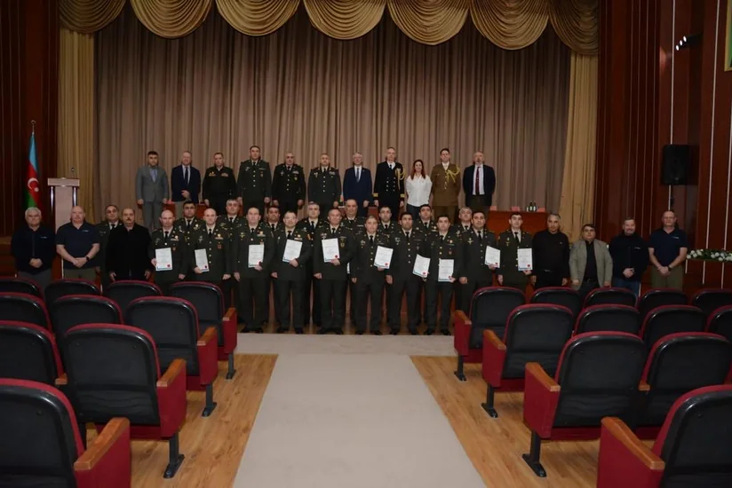 Azerbaijani servicemen successfully complete course of British Ministry of Defense