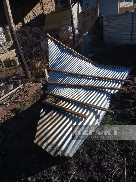 Güclü külək Oğuzda yaşayış binalarının və fərdi evlərin dam örtüyünü uçurub