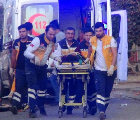 Türkiyədə fəhlələri daşıyan mikroavtobus qəzaya uğrayıb, 2 nəfər ölüb, 18 nəfər yaralanıb