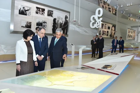 Albaniya Prezidenti və xanımı Heydər Əliyev Mərkəzi ilə tanış olublar