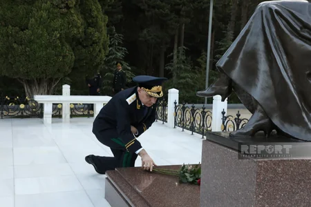 Kamran Əliyev prokurorluq işçilərinin peşə bayramı münasibətilə Fəxri xiyabanı ziyarət edib