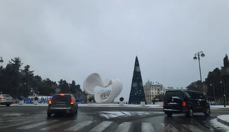 Sumqayıtda yollar qardan təmizlənir, duz-qum qarışığı səpilir