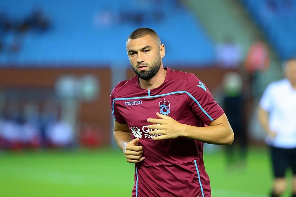 Futbolçu Burak Yılmaz 11 ildən sonra Beşiktaşa qayıdıb