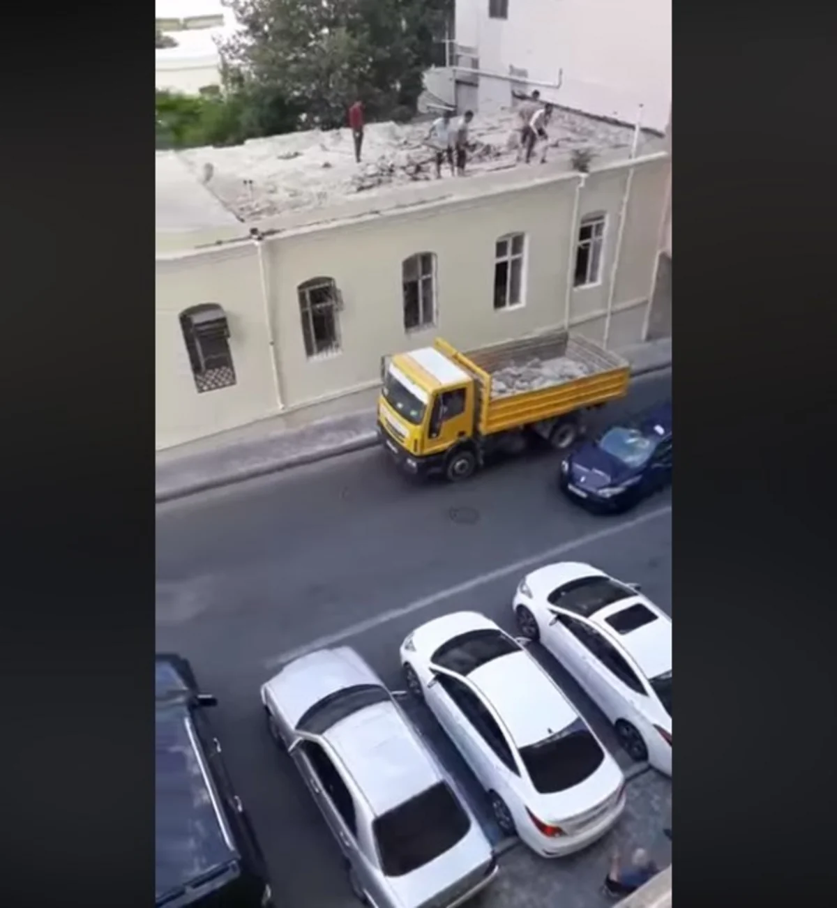 İcra hakimiyyətinin işçiləri tullantıları əcaib şəkildə daşıyırlar - VİDEO