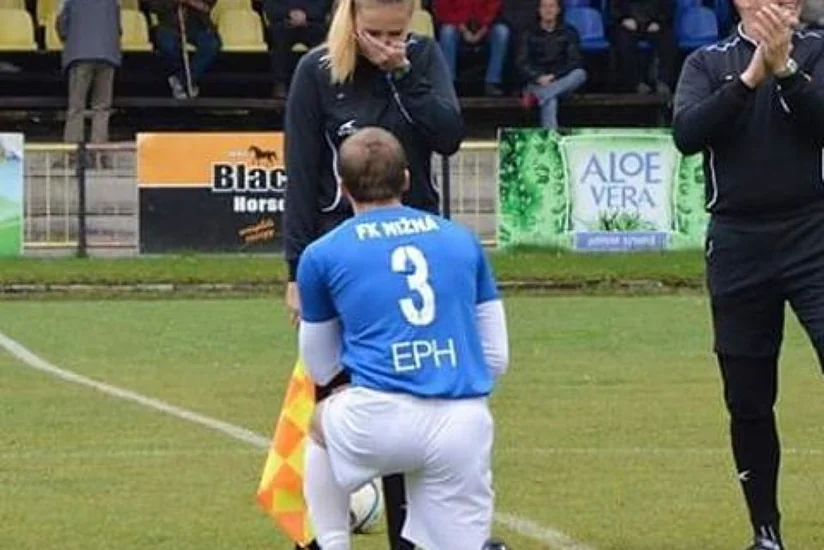 Slovakiya çempionatının oyunundan əvvəl futbolçu hakimə evlilik təklif edib