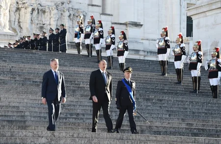 Prezident İlham Əliyev Romada naməlum əsgər abidəsini ziyarət etdi - FOTO