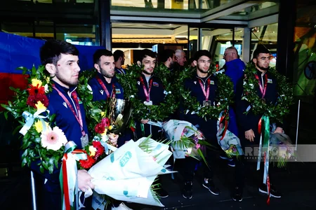 Avropa çempionatında tarixi uğura imza atan güləşçilərimiz Vətənə qayıdıb