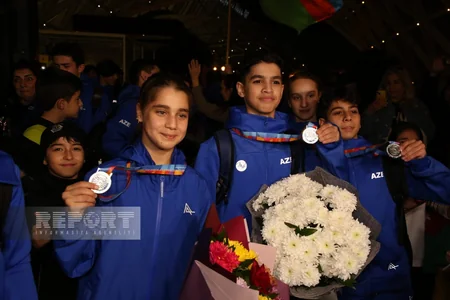 Dünya çempionatında uğurla çıxış edən gimnastlarımız Vətənə dönüblər