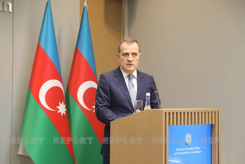 Jeyhun Bayramov informs his Algerian colleague about post-conflict situation