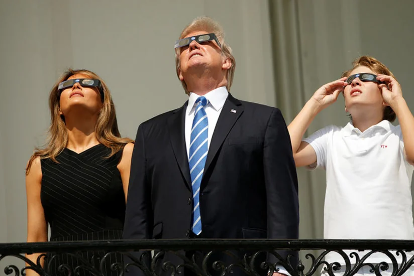 Tramp Günəş tutulmasını xanımı və oğlu ilə birlikdə izləyib