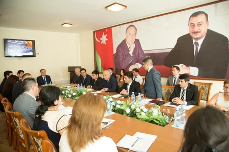 Niyazi Bayramov YAP Gəncə şəhər təşkilatının məsul işçiləri və partiya fəalları ilə görüşüb