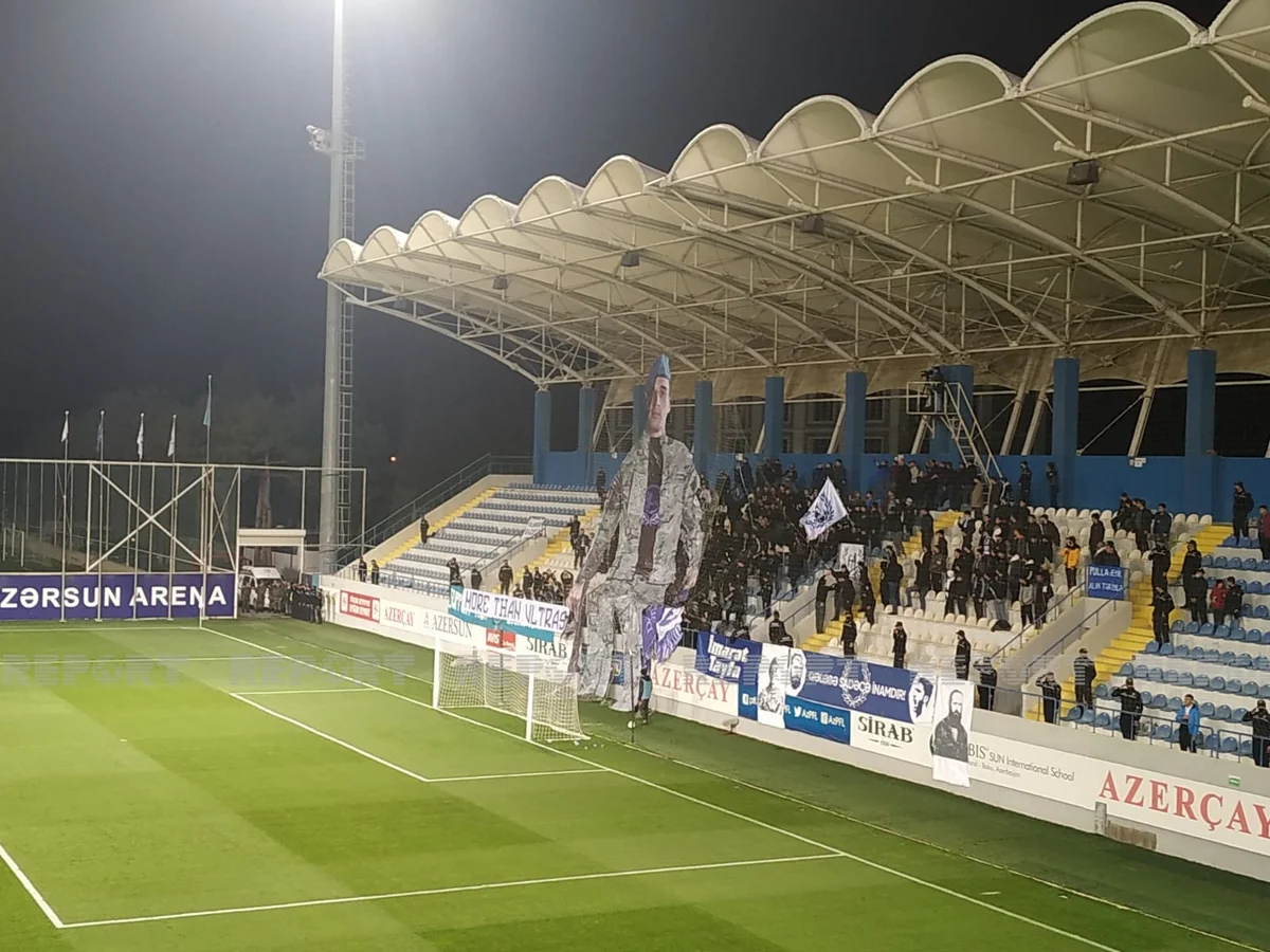 Qarabağ fanatları Neftçi ilə oyunda şəhid azarkeşin nəhəng pankartını qaldırıb