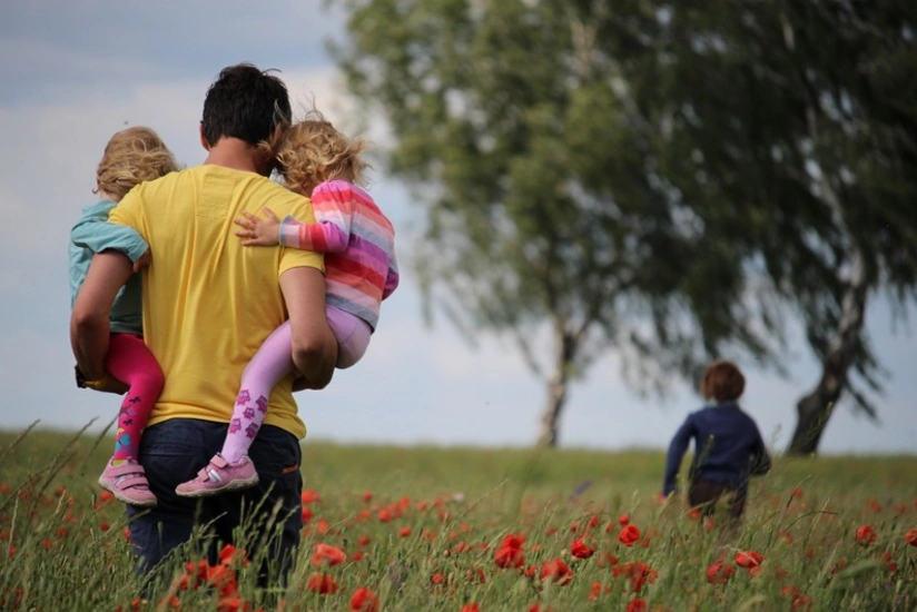 Azərbaycanda atalara ödənişli məzuniyyət verilməsi təklif edilir