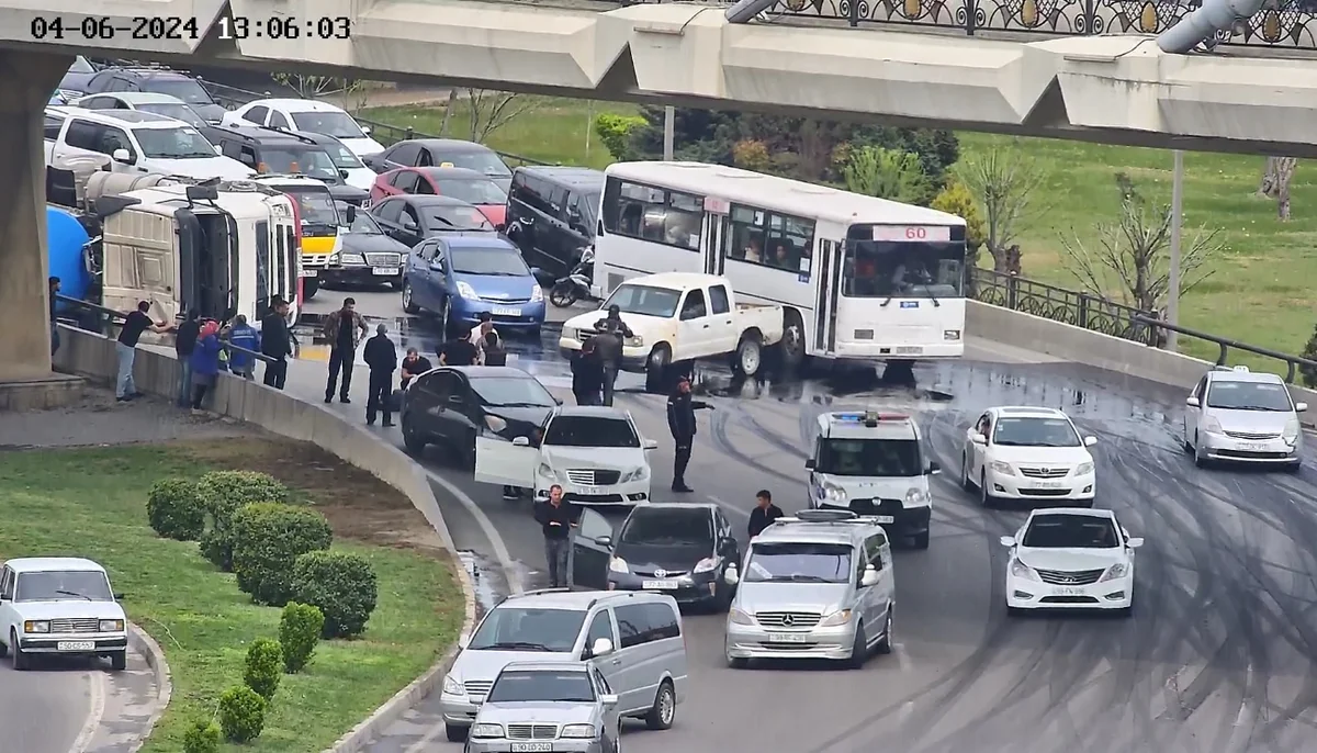 Bakıda bitum daşıyan yük maşını aşıb, maye yola dağılıb - VİDEO