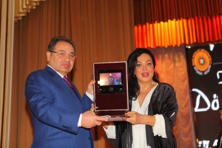 Abel Məhərrəmov Türkan Şoraya BDU-nun qızıl medalını təqdim edib