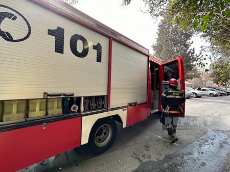 Bakıda yaşayış binasında yanğın olub, 6 nəfər təxliyə edilib - VİDEO - YENİLƏNİB-2