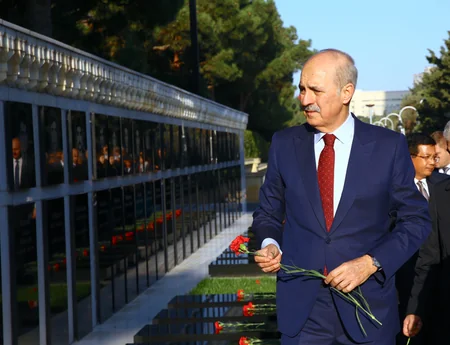 Türkiyənin nümayəndə heyəti Fəxri və Şəhidlər xiyabanlarını ziyarət edib