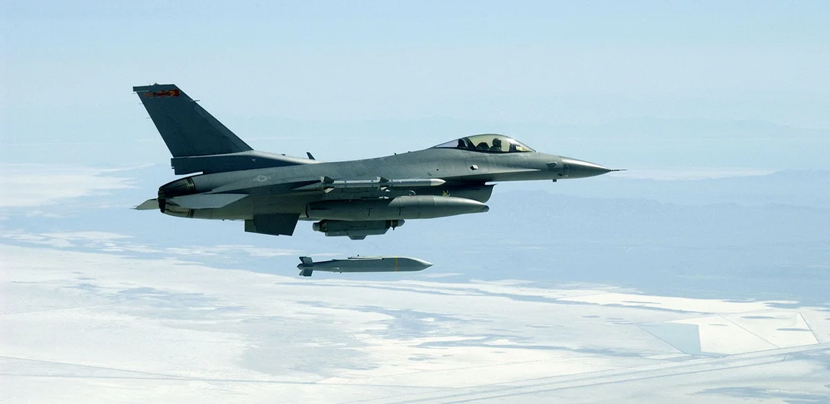 СМИ: США могут передать Украине боеприпасы JSOW для применения с F-16