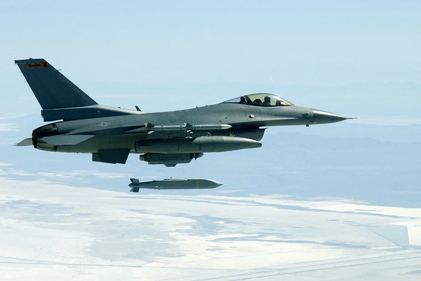 СМИ: США могут передать Украине боеприпасы JSOW для применения с F-16