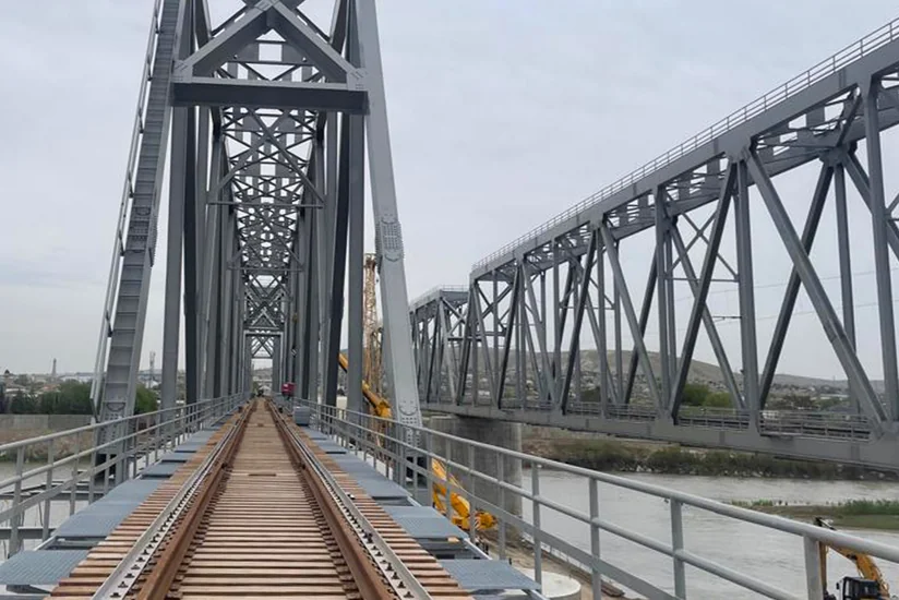 Построен новый железнодорожный мост через реку Кура
