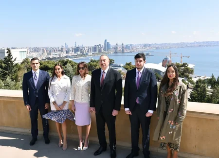 Prezident İlham Əliyev ümummilli lider Heydər Əliyevin məzarını və Şəhidlər xiyabanını ziyarət edib - YENİLƏNİB