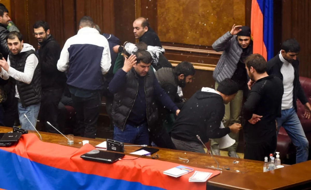 В Армении задержаны около 20 человек, громившие парламент и правительство