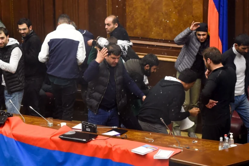 В Армении задержаны около 20 человек, громившие парламент и правительство