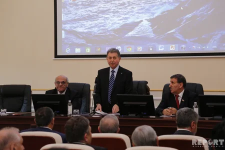 AMEA prezidenti institutların illik hesabatlarını tənqid edib