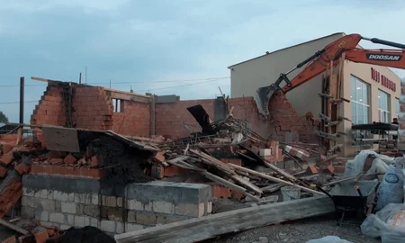 Yevlaxda qanunsuz tikili sökülüb