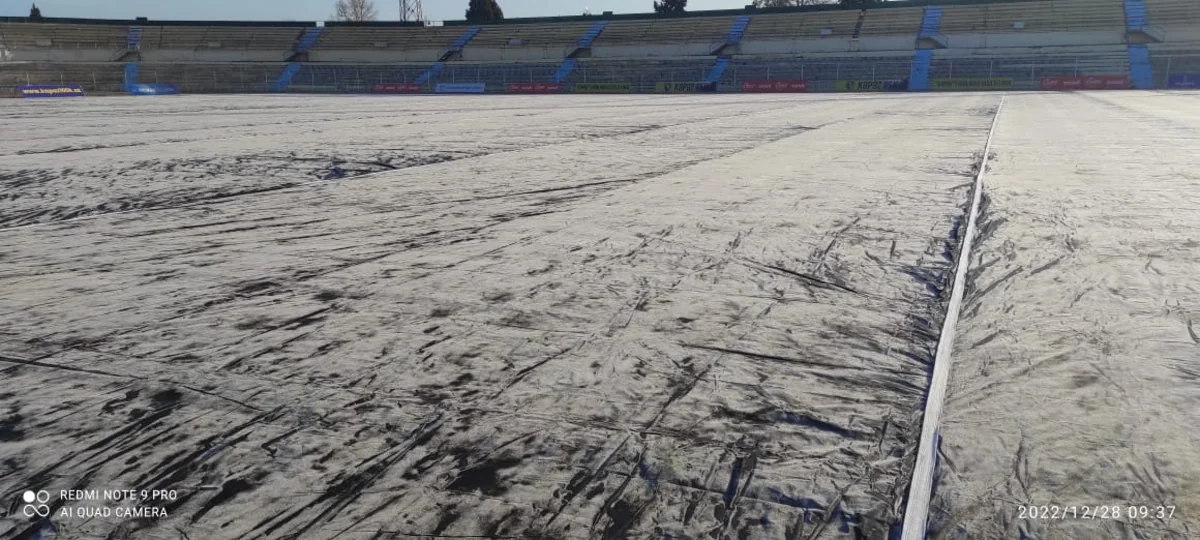 Gəncə stadionunun ot örtüyünə qulluq edən şirkət: “Sahənin qışdan sonra özünə gəlməyə vaxtı olmadı”