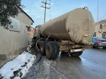 Abşeronda idarəetmədən çıxan ağır yük avtomobili evin hasarını uçurub