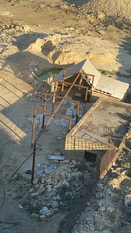 Suraxanıda yaşayış binasının yanında daş sexi işləyir