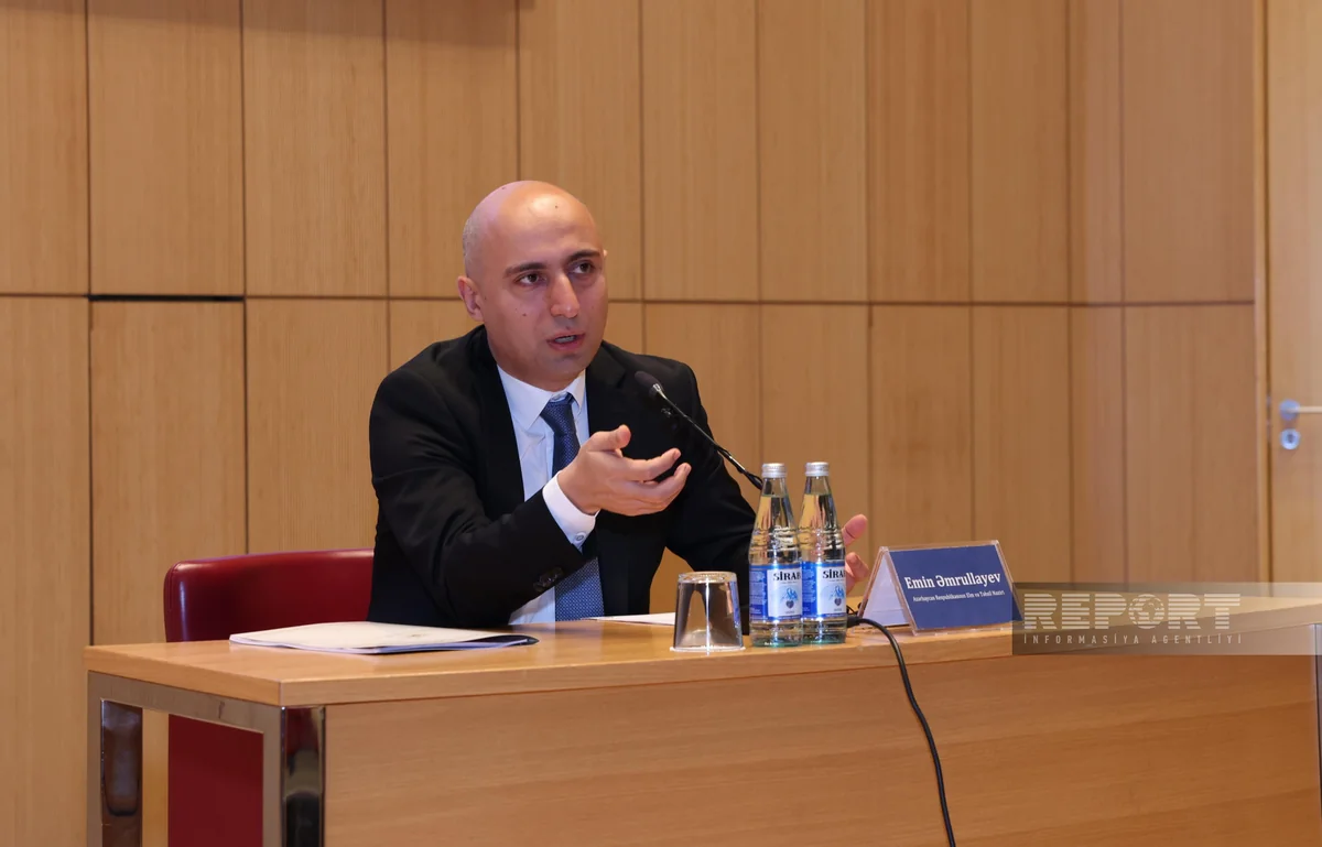 Эмин Амруллаев: Вопрос закрытия русских отделений в школах пока не стоит на повестке