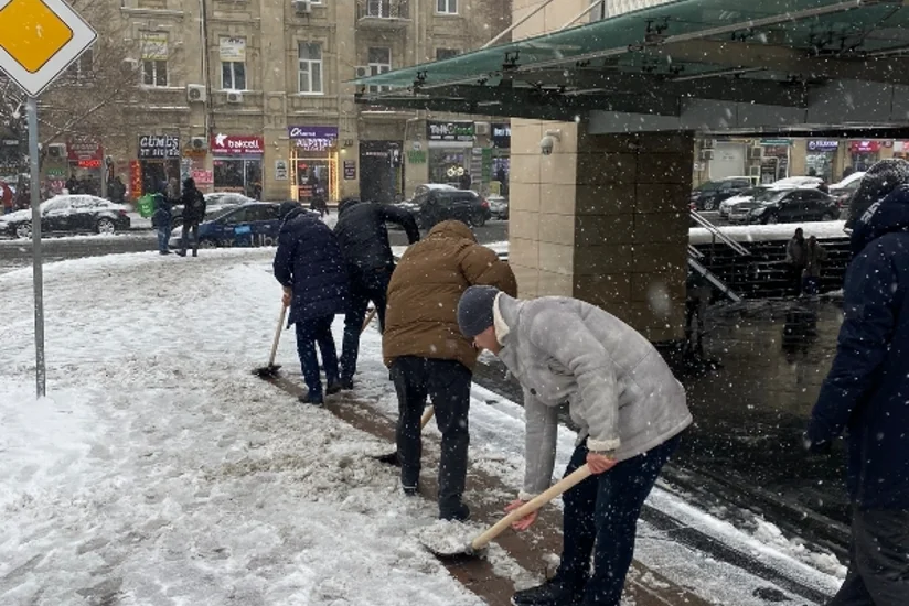 BŞİH: Bakıdakı yolların qardan təmizlənməsi davam edir