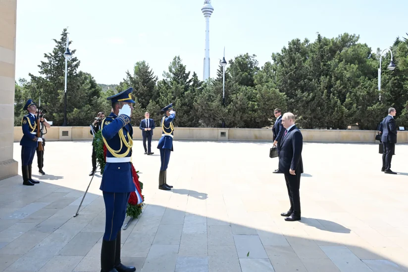 Russian President Vladimir Putin pays tribute to Azerbaijani martyrs