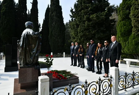 İlham Əliyev, Mehriban Əliyeva və ailə üzvləri Heydər Əliyevin Fəxri xiyabanda məzarını ziyarət ediblər
