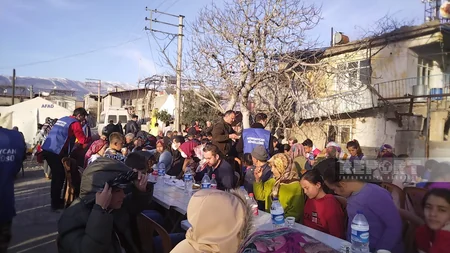 Azərbaycanın könüllü həkimləri ilə iş adamı Kahramanmaraşın daha bir bölgəsində yeməklər paylayıb - YENİLƏNİB