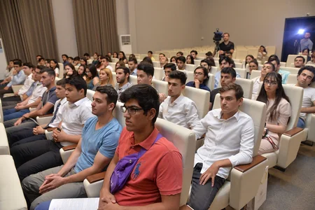Təhsil Nazirliyində Macarıstan, Çin və Latviyada təhsil almaq üçün seçilmiş tələbələrlə görüş keçirilib