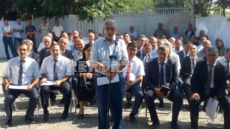 Müdafiə Nazirliyinin əməkdaşları toy zamanı atəşə məruz qalan kənddə sakinlərlə görüş keçirib - FOTO