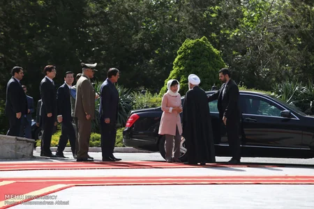 Tehrana səfər edən Cənubi Koreya prezidenti başını örtüb