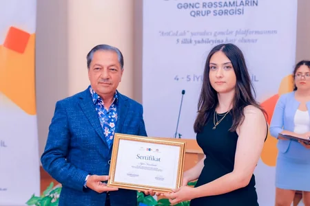 Gənc rəssamların Onun yarısı adlı qrup sərgisi keçirilib
