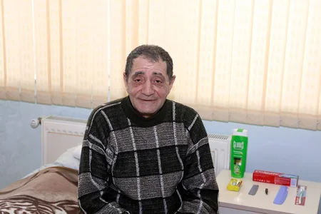 Küçədə qalan Bakı sakini sığınacağa yerləşdirildi - FOTO