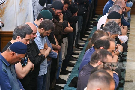 Nərimanovdakı “Cümə” məscidində təmirdən sonra ilk Cümə namazı qılınıb